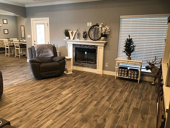 2nd image of 1600 Vincent Pl