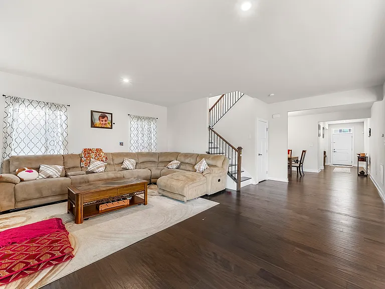 305 Goodwick Dr — Photo 10