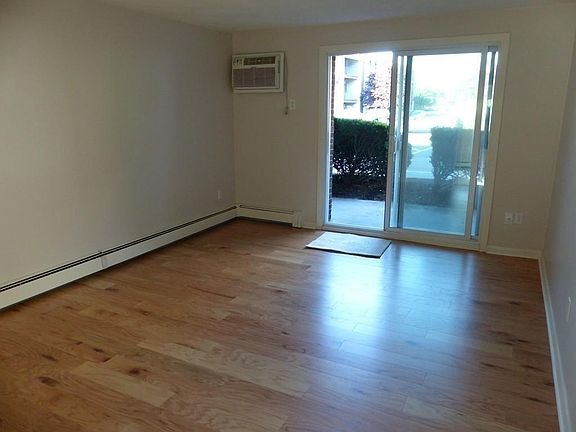 4th image of 10 Woodcrest Ct APT 2