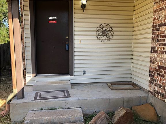 3rd image of 5908 Parkwood Dr #B
