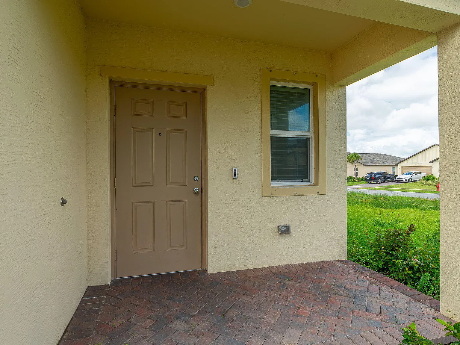 5 bed, 2.5 bath, 2326 sqft, $2,900 — Photo 2