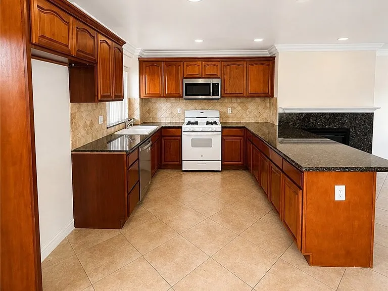 16723 Victory Blvd #3 — Photo 2