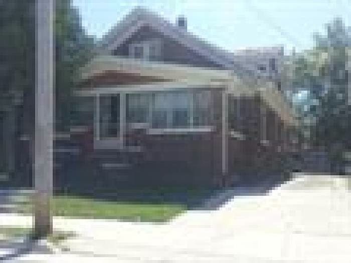2nd image of 816 Houghton St