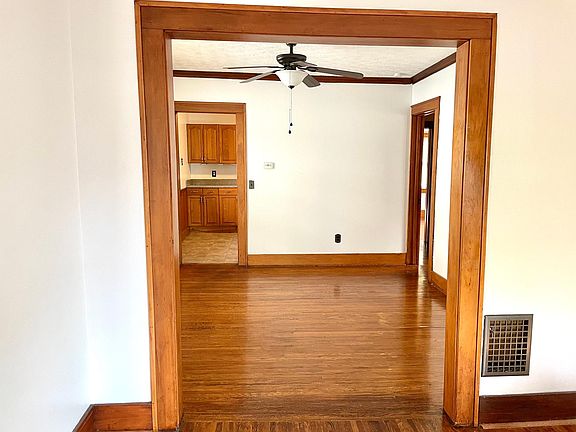 Dinning Room to Kitchen