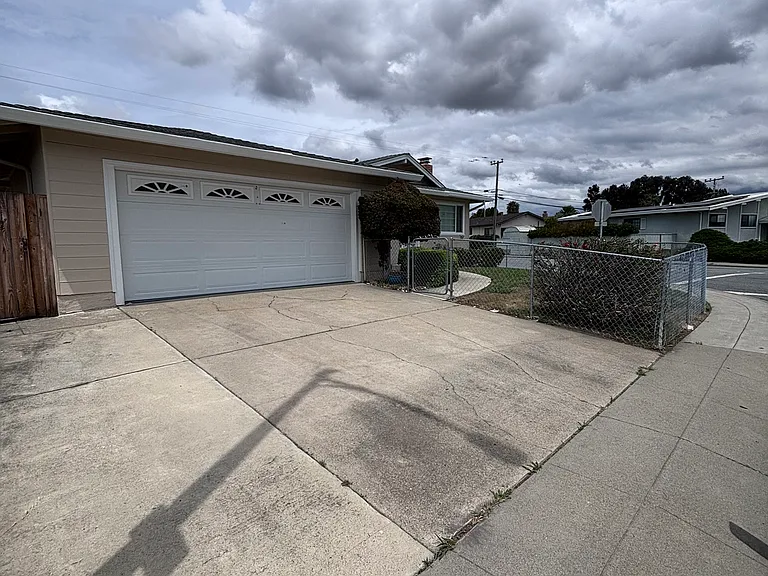4901 Yellowstone Park Dr — Photo 2