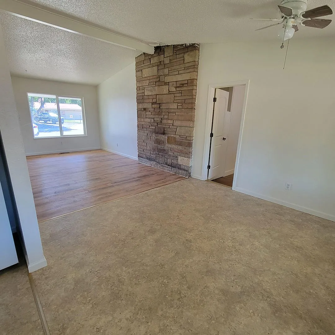 3 Bedroom 1 & 1/2 bath house — Photo 2