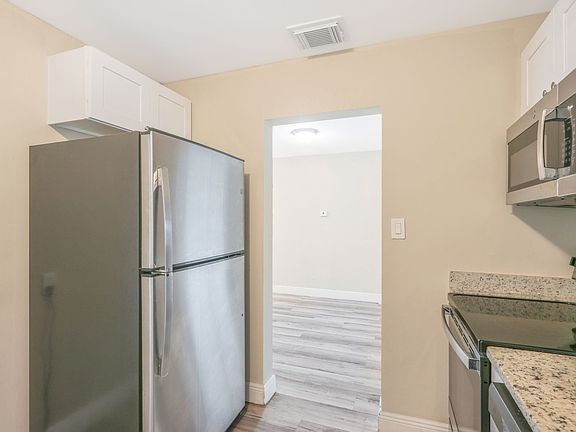 4th image of 39025 Park Dr