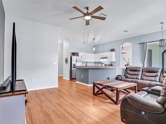 3rd image of 9 Barrington Dr