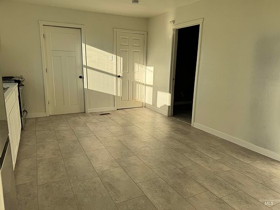 3rd image of 861 8th Ave N