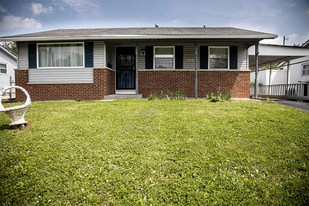 1018 Wedgewood Dr photo 1