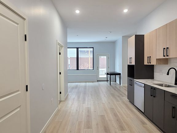 3rd image of 1116 E Berks St #103