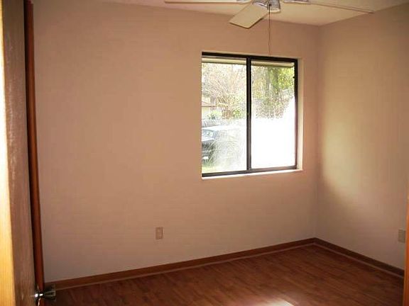 5th image of 32 Becket Ln