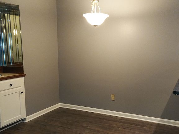 dining room with dry bar