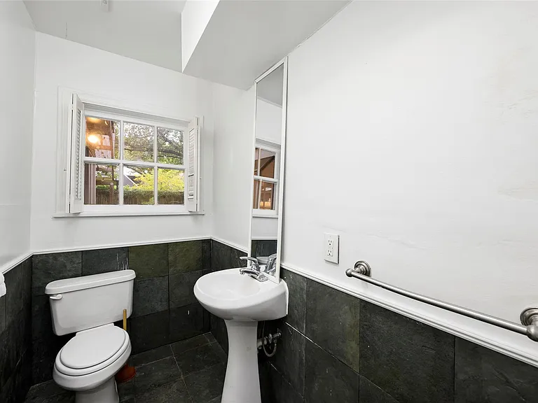 1832 Lexington St — Photo 16