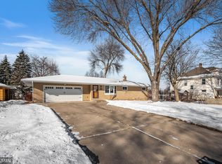 2741 Woodbridge St, Roseville, MN 55113