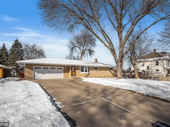 2741 Woodbridge St, Roseville, MN 55113