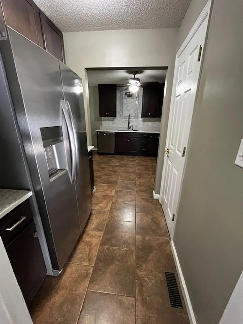 3 Bedroom 2 Bath house with attached garage, sun room, large back deck — Photo 4