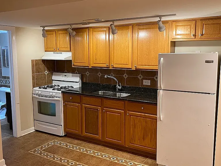 2146 W Superior St #G — Photo 2