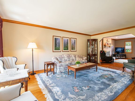 3rd image of 8634 W Park Ln
