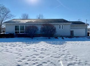 15 Castle Ct, Oshkosh, WI 54902