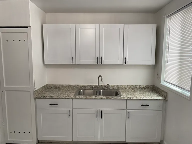 312-314 Maxine Ave — Photo 14