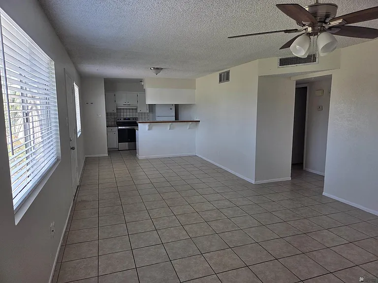 1201 W 20th Pl — Photo 3