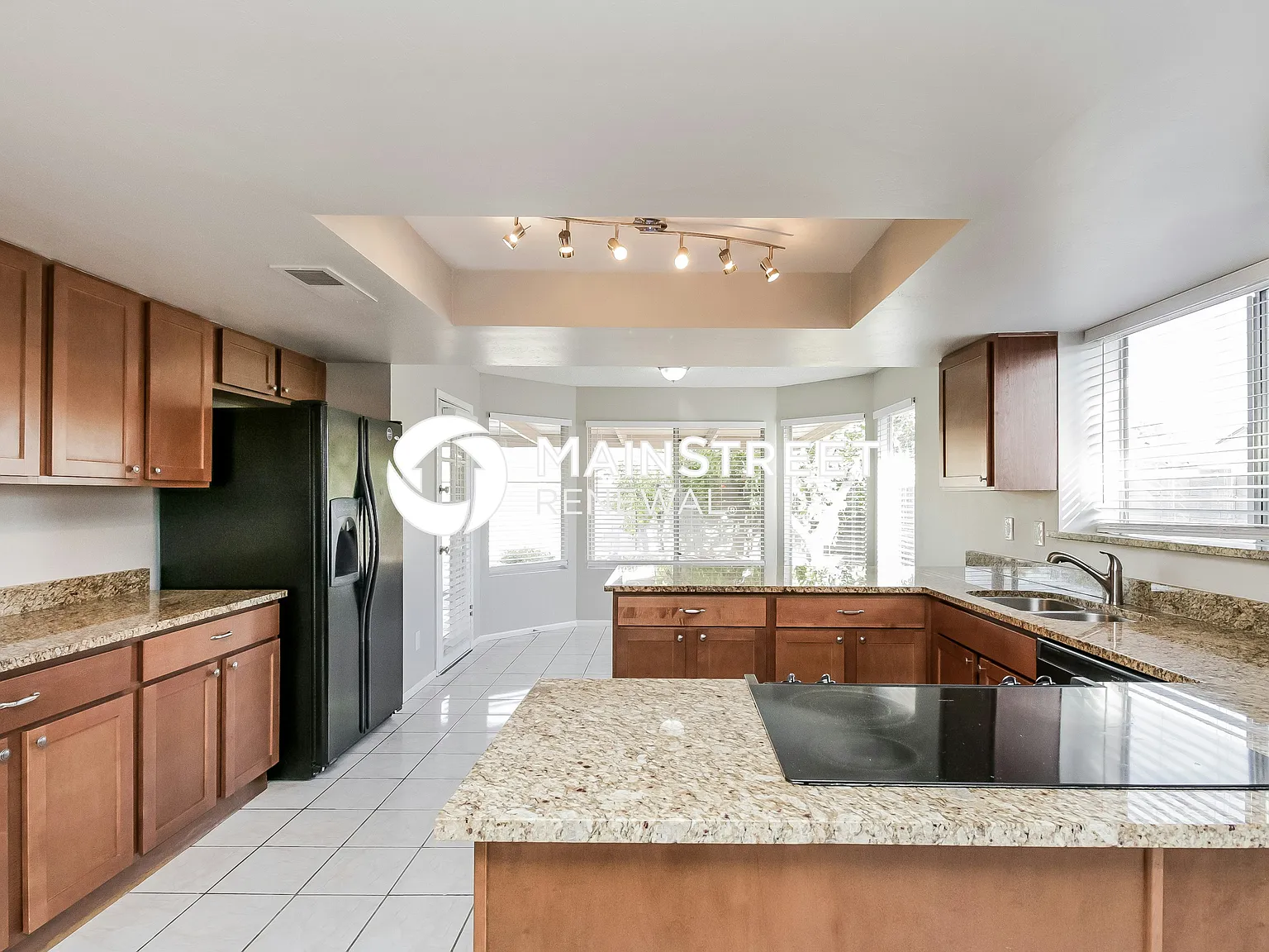 2058 W Gila Ln — Photo 4