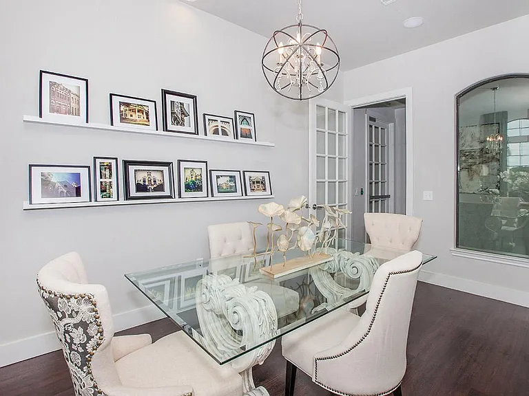 The Colony Luxury Apartments — Photo 12