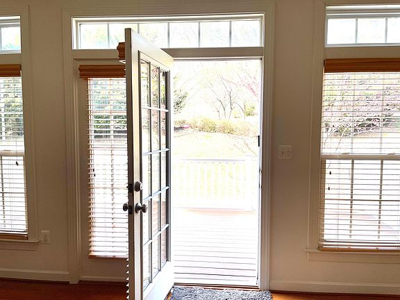 3rd image of 1560 Rutland Way