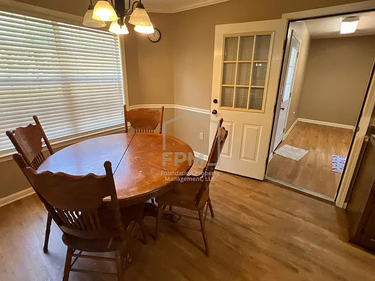 1095 Carriage Dr S — Photo 5