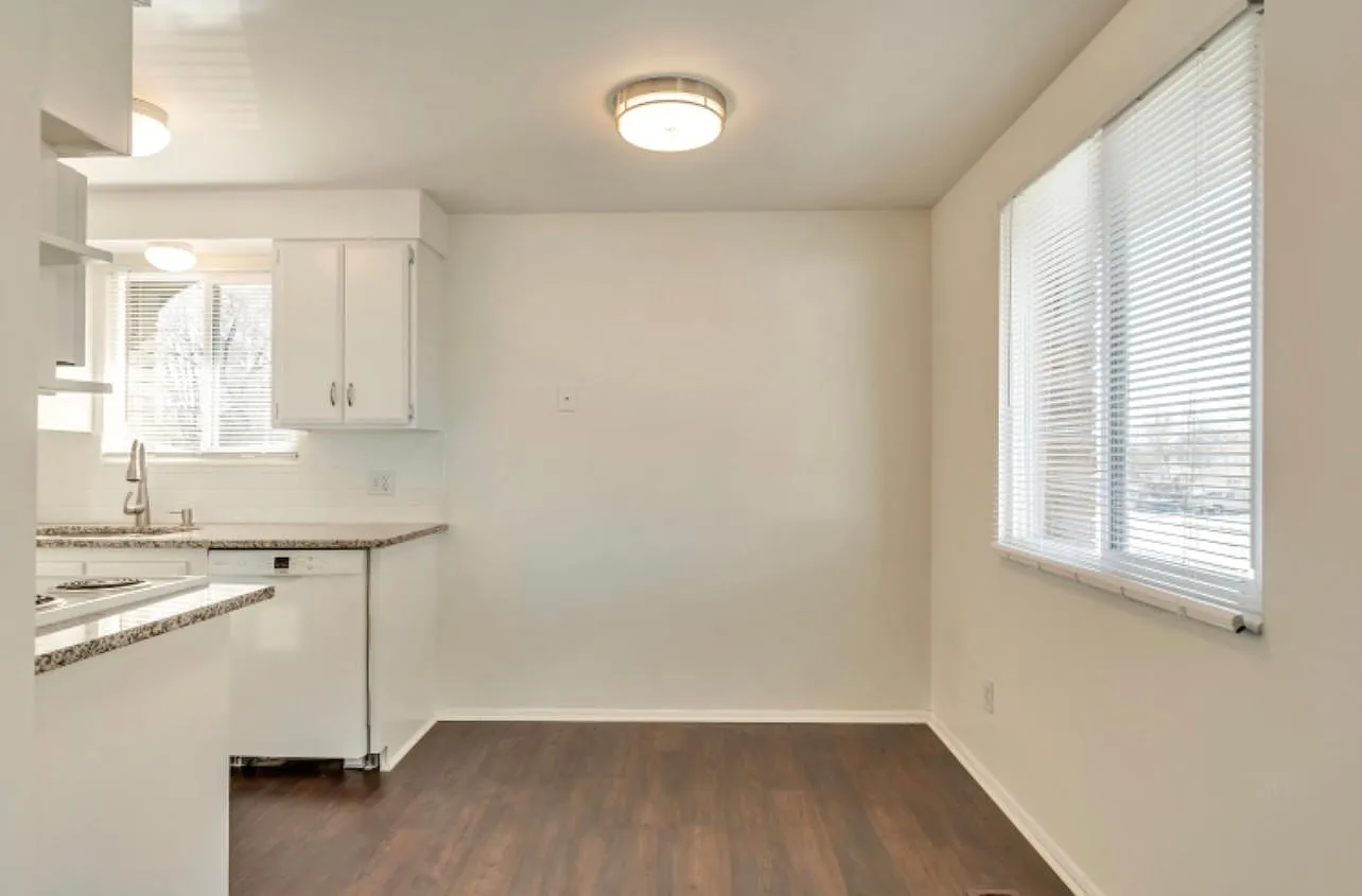 553 E Stringham Ave — Photo 2