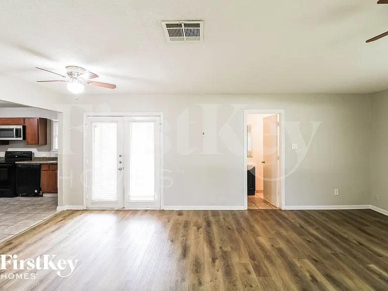 1108 W Camp Cir — Photo 7