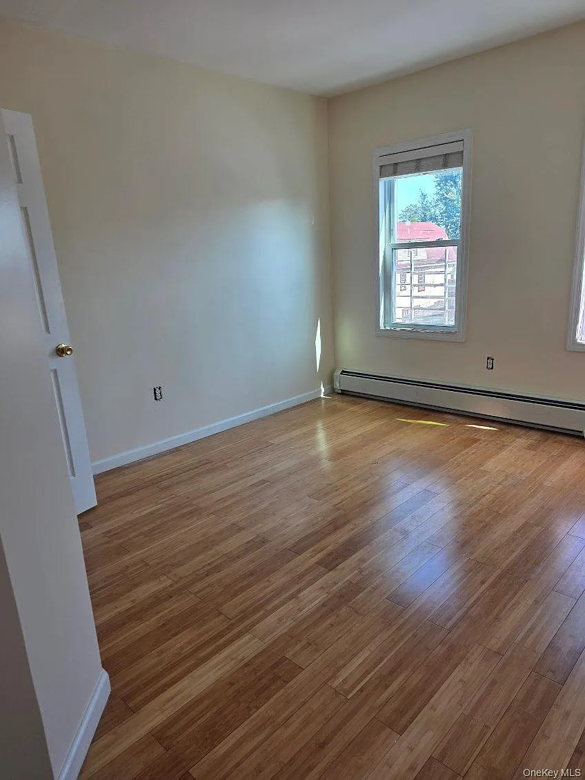 3 bed, 1.0 bath, 1680 sqft, $3,200 — Photo 4