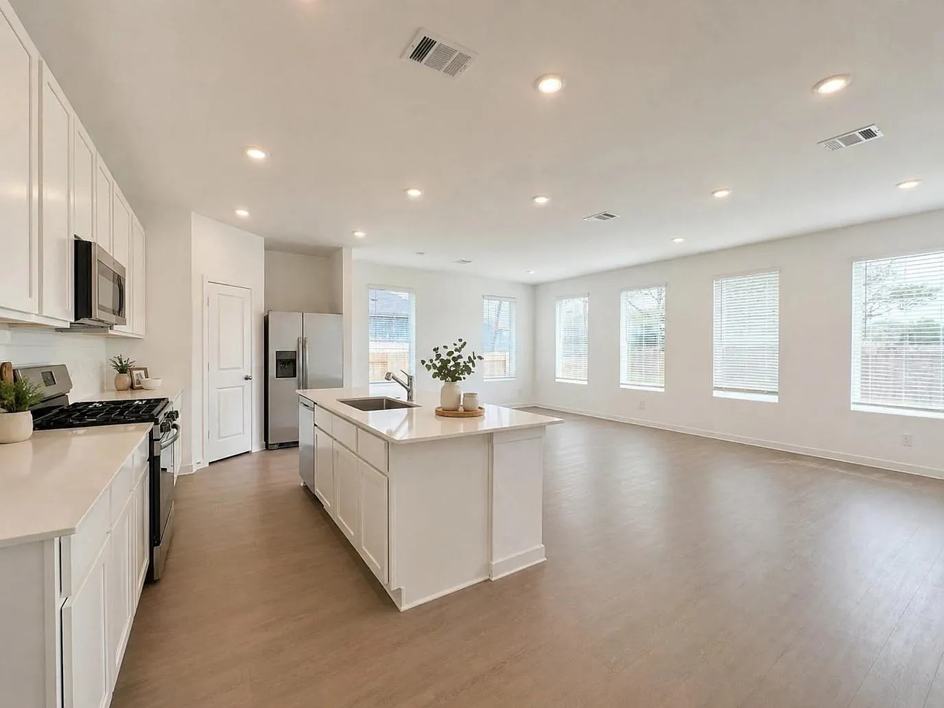4 bed, 2.0 bath, 1900 sqft, $2,495 — Photo 3