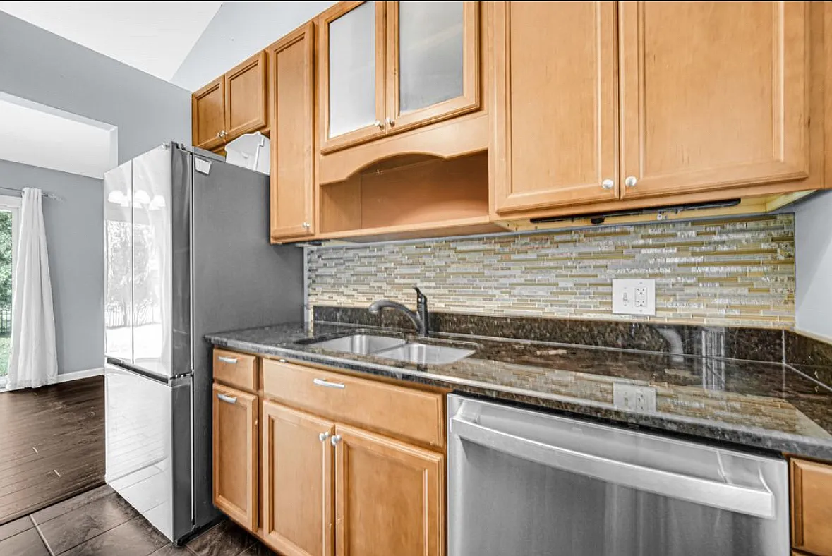 3 bed, 1080 sqft, $3,000 — Photo 4