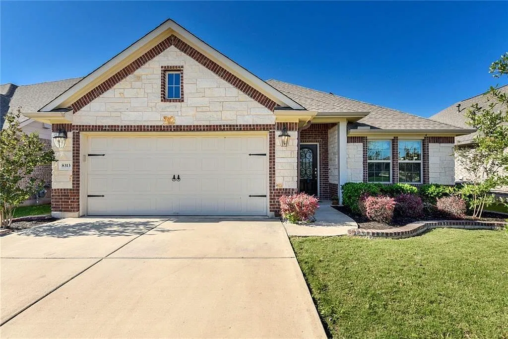 3 bed, 2271 sqft, $2,350 — Photo 1