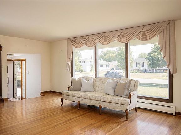 3rd image of 8 Dalewood Dr