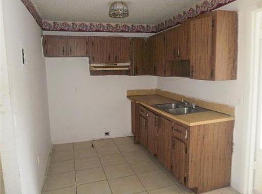 5th image of 1029 S F Street