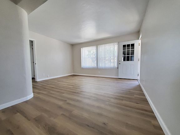 4th image of 3073 Meade Ave #3077