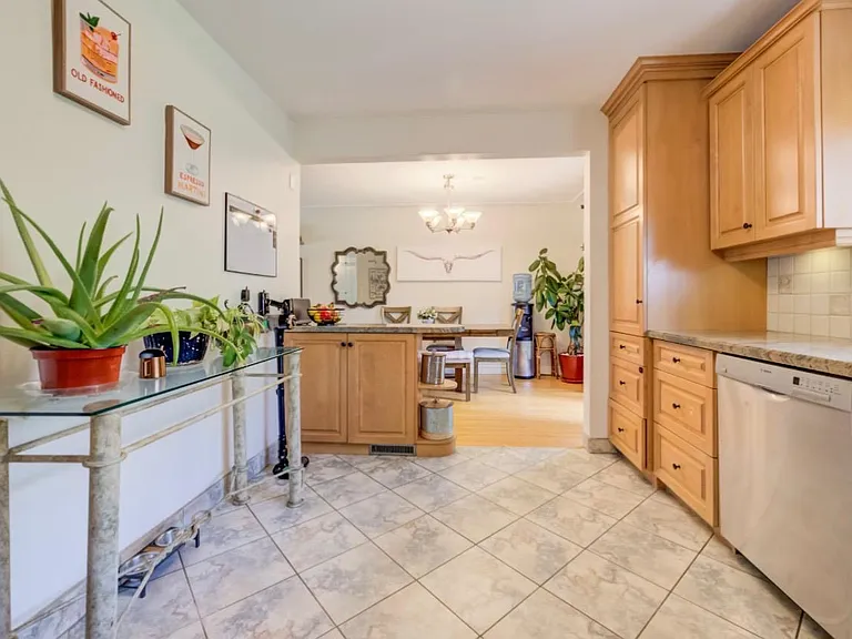 209 Willowdale Ave — Photo 6