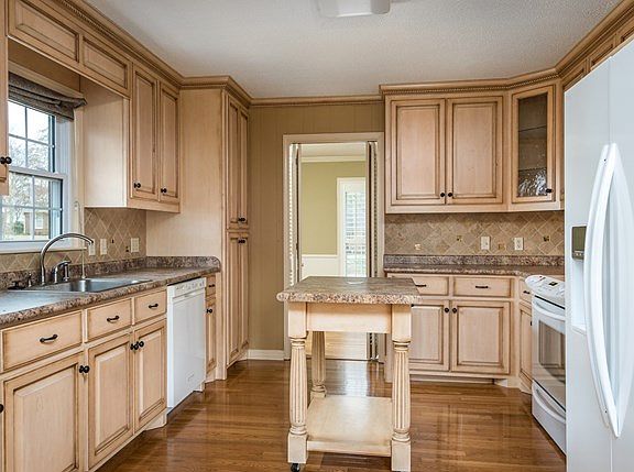 2nd image of 413 Robinhood Dr