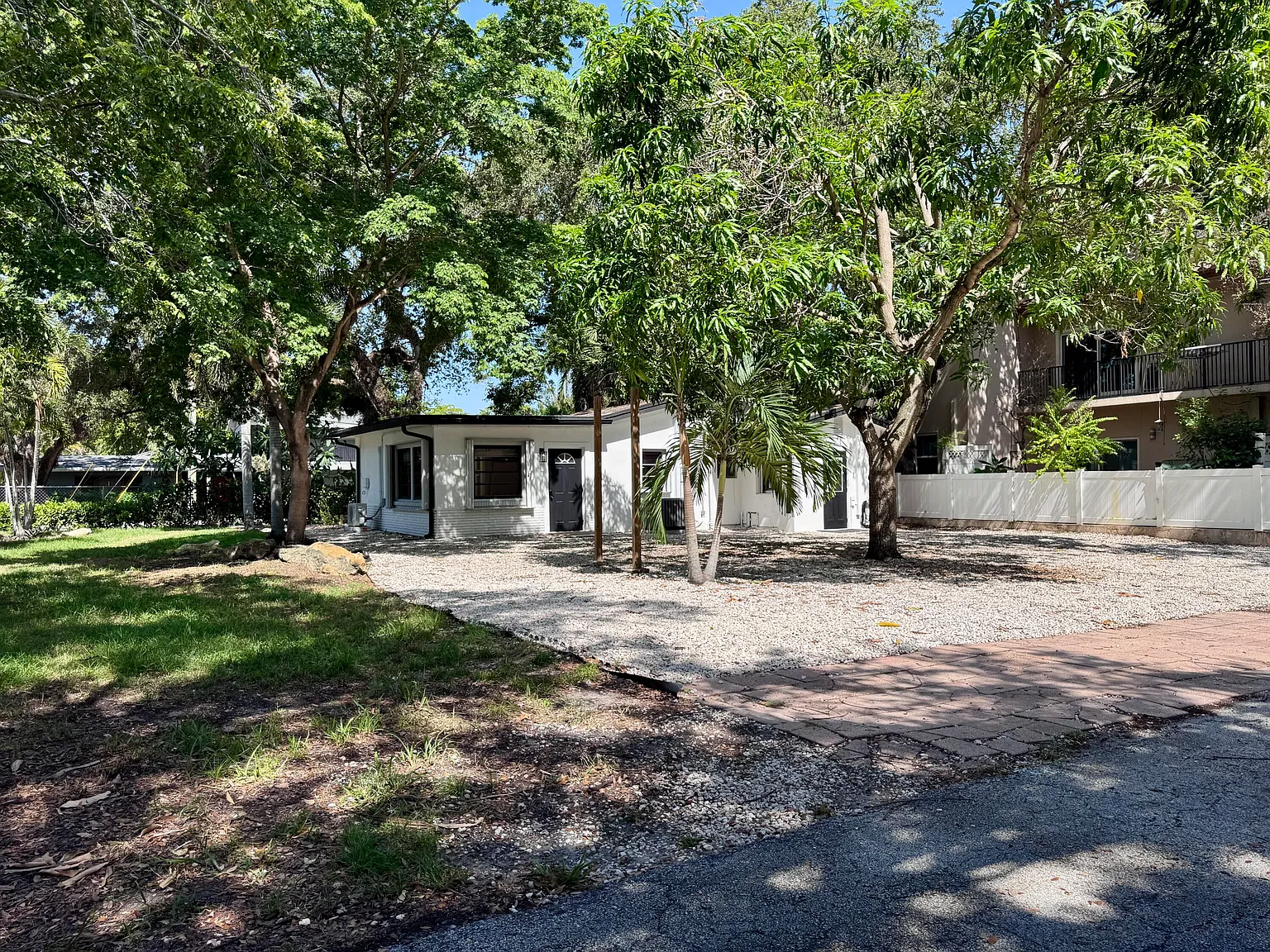 2 bed, 1.0 bath, 1056 sqft, $4,400 — Photo 1