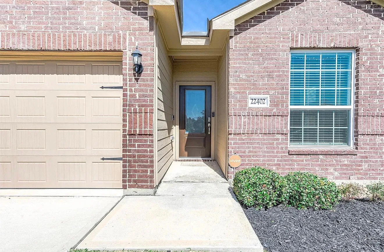 3 bed, 1596 sqft, $2,100 — Photo 2
