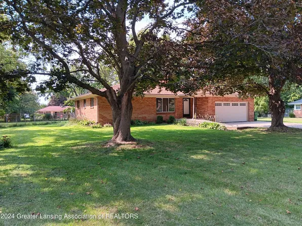 15754 Oak Lane Dr, Lansing, MI 48906