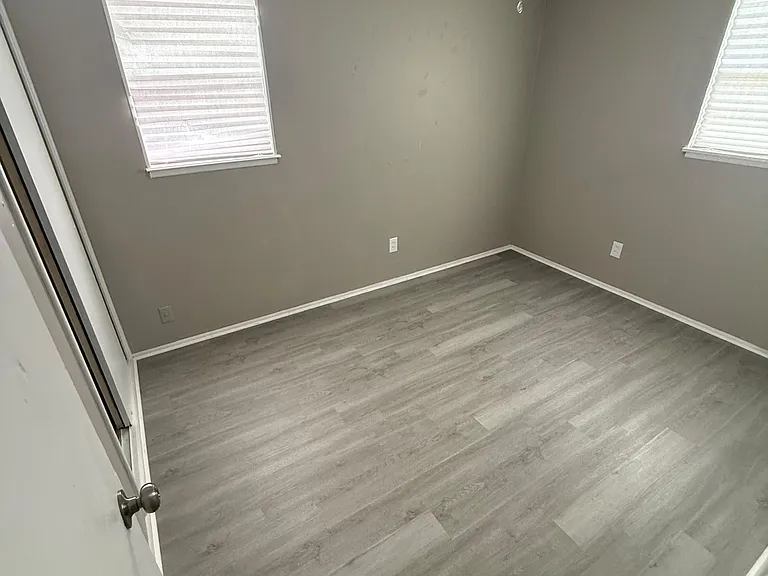 3005 N Hill St — Photo 2