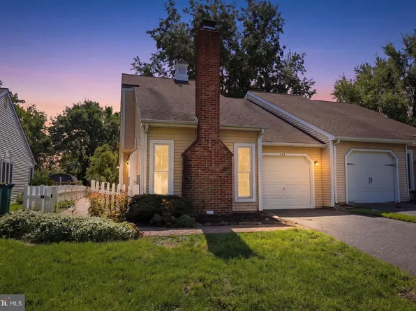 285 Woods Edge Pl, Langhorne, PA 19047