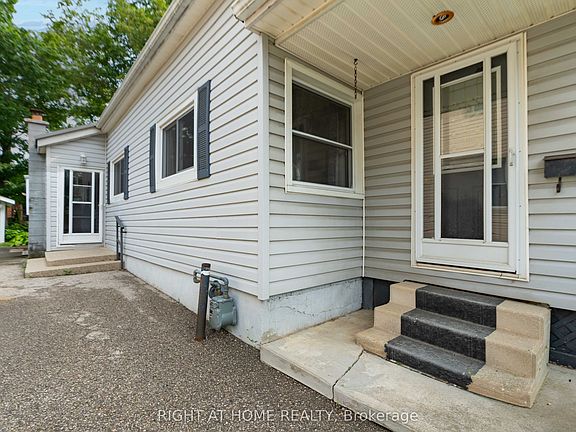 3rd image of 335 Talbot St E