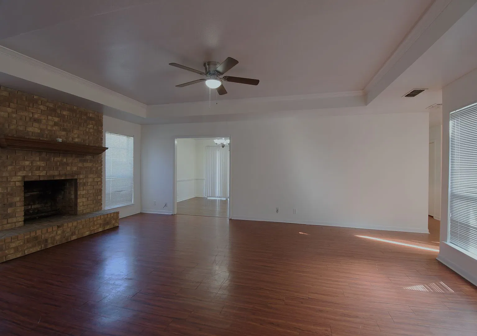 Newly Painted Lovely 3 Bedroom, 2 Bath Duplex-Lawn Care Provided! — Photo 4