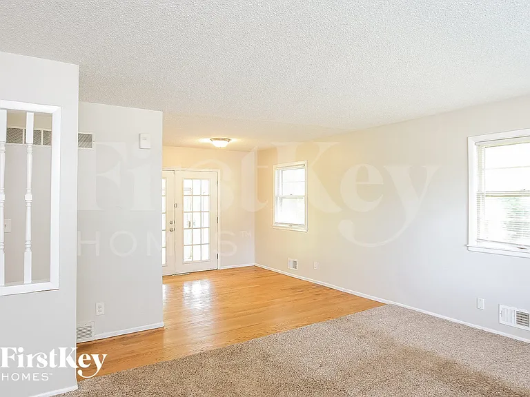 1043 E Lexington Ave — Photo 3