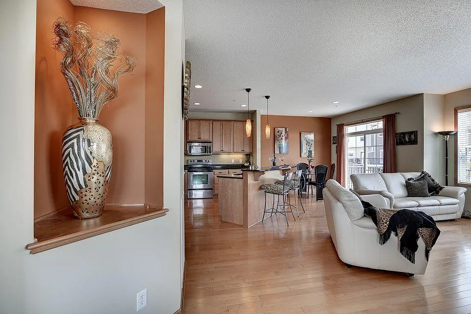 4 bed, 2.5 bath, 2020 sqft, $2,850 — Photo 4